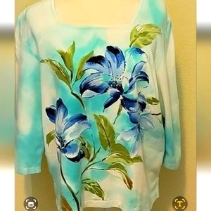 ALFRED DUNNER BEAUTIFUL FLORAL TOP....LARGE